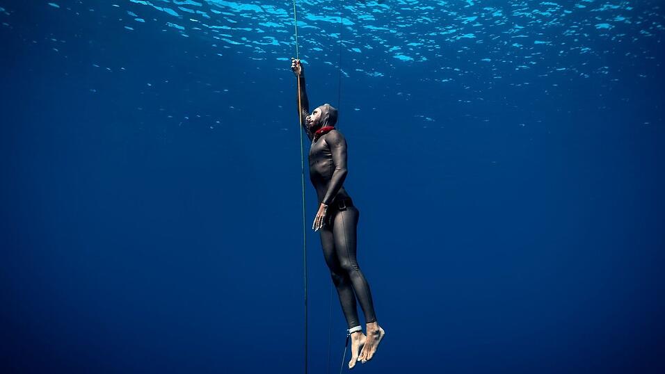 Im Meer ist Tieftauchen leichte, dort hat der Apnoetaucher Minja Marinković es auf 100 Meter geschafft. Im Meer ist Tieftauchen leichte, dort hat der Apnoetaucher Minja Marinković es auf 100 Meter geschafft.