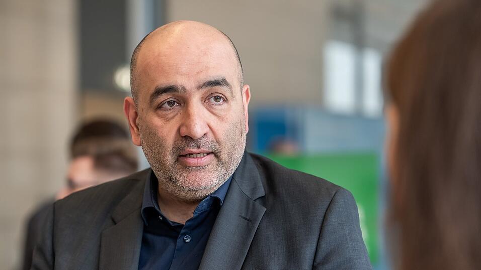 Omid Nouripour (Grüne) wurde in Teheran geboren und kam im Alter von 13 Jahren mit seiner Familie nach Deutschland Er ist seit 2006 Mitglied des Deutschen Bundestags und seit März 2025 dessen Vizepräsident. Von Februar 2022 bis November 2024 war er gemeinsam mit Ricarda Lang Bundesvorsitzender der Grünen. Omid Nouripour (Grüne) wurde in Teheran geboren und kam im Alter von 13 Jahren mit seiner Familie nach Deutschland Er ist seit 2006 Mitglied des Deutschen Bundestags und seit März 2025 dessen Vizepräsident. Von Februar 2022 bis November 2024 war er gemeinsam mit Ricarda Lang Bundesvorsitzender der Grünen.