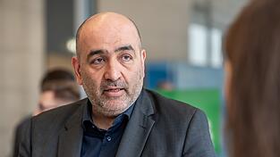 Omid Nouripour (Gr&uuml;ne) wurde in Teheran geboren und kam im Alter von 13 Jahren mit seiner Familie nach Deutschland Er ist seit 2006 Mitglied des Deutschen Bundestags und seit M&auml;rz 2025 dessen Vizepr&auml;sident. Von Februar 2022 bis November 2024 war er gemeinsam mit Ricarda Lang Bundesvorsitzender der Gr&uuml;nen.