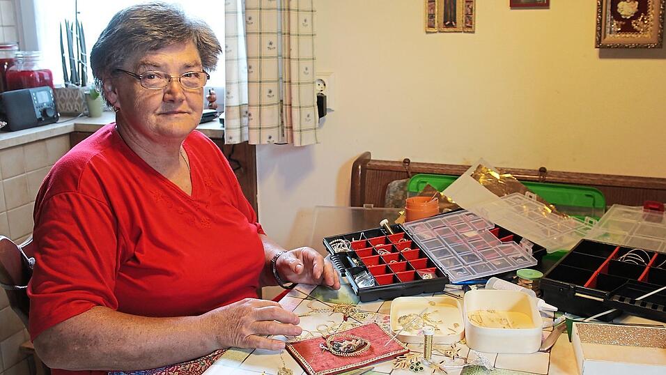 Bei der Arbeit: Theresia Kiefl hat ihre Schätze ausgepackt. Bei der Arbeit: Theresia Kiefl hat ihre Schätze ausgepackt.