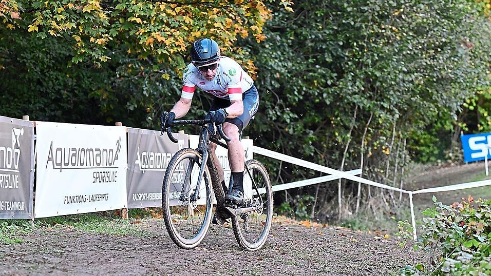 Marek Konwa dominiert im Eliterennen.