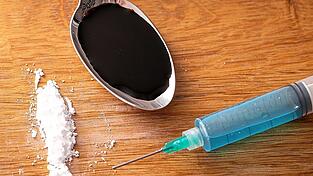 Der Angeklagte und seine Mutter sollen einer damals 15-Jährigen diverse Betäubungsmittel und verschreibungspflichtige Arzneimittel gegeben haben. Anschließend soll es in mindestens zwei Fällen zu sexuellen Handlungen zwischen dem Angeklagten und dem Mädchen gekommen sein. Der Angeklagte und seine Mutter sollen einer damals 15-Jährigen diverse Betäubungsmittel und verschreibungspflichtige Arzneimittel gegeben haben. Anschließend soll es in mindestens zwei Fällen zu sexuellen Handlungen zwischen dem Angeklagten und dem Mädchen gekommen sein.