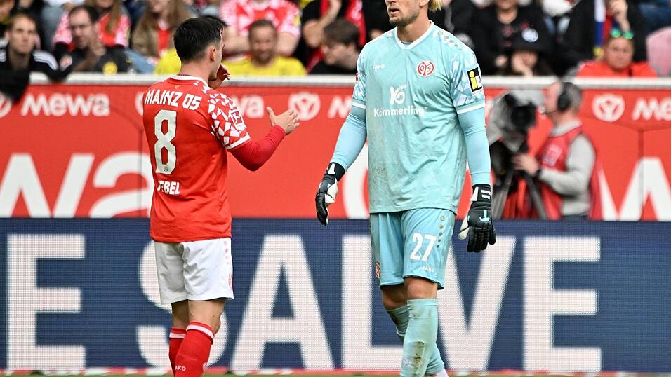 Sah die Rote Karte: Mainz-Keeper Robin Zentner (r).
