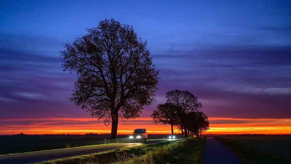 Auf dem Land sind viele auf das Auto angewiesen. (Illustration) Auf dem Land sind viele auf das Auto angewiesen. (Illustration)