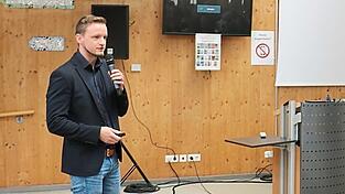 Klimamanager Alexander Achatz (l.) stellt den Zwischenstand vor.