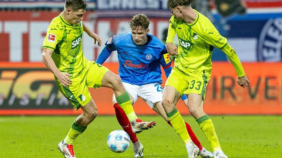 Kein Durchkommen: Kiels Lasse Rosenboom sowie die Hoffenheimer Alexander Prass und Max Moerstedt.