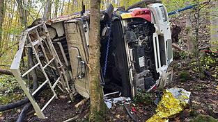 Ein Lastwagen st&uuml;rzt einen Hang hinunter - mit fatalen Folgen.