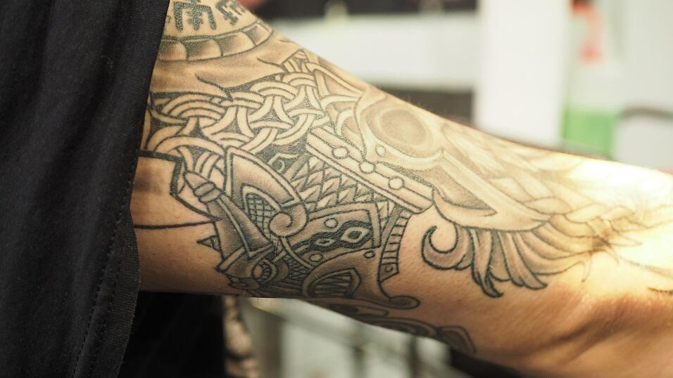 Rund 40 Aussteller und etwa 90 Tattoo-Künstler sind auf der Tattoo Convention in Straubing vertreten. Rund 40 Aussteller und etwa 90 Tattoo-Künstler sind auf der Tattoo Convention in Straubing vertreten.