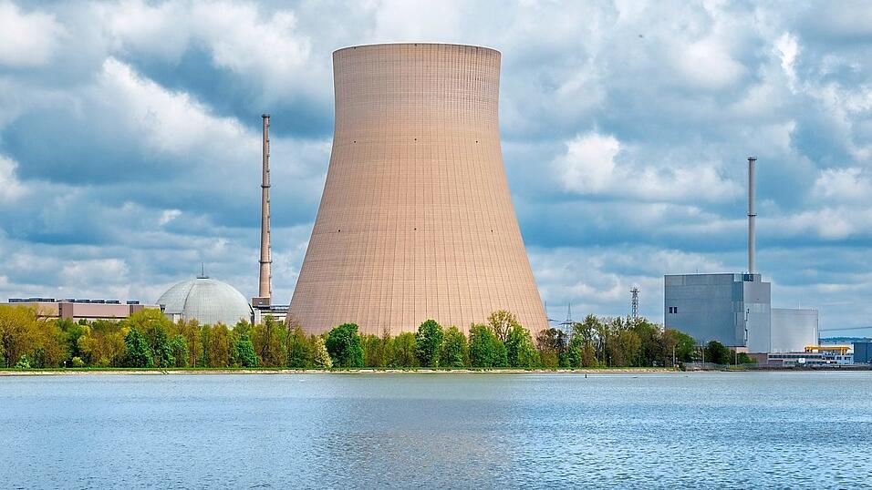 Das Atomkraftwerk Isar 2 bei Landshut wurde am 15. April 2023 stillgelegt. Es wird nun schrittweise rückgebaut. Das Atomkraftwerk Isar 2 bei Landshut wurde am 15. April 2023 stillgelegt. Es wird nun schrittweise rückgebaut.