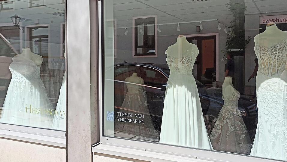 Erste Brautkleider sind in den Schaufenstern bereits ausgestellt.