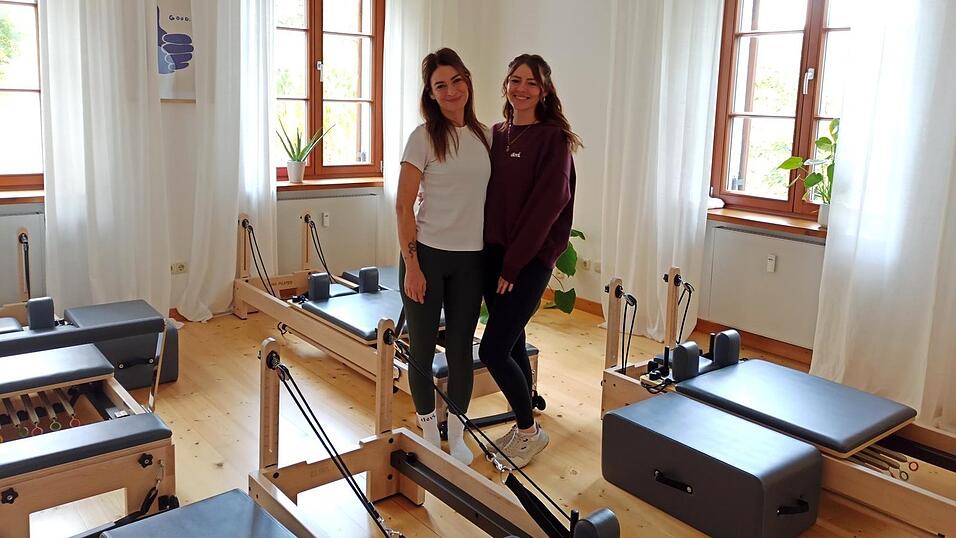 Die Schwestern Katja Reischer (l.) und Rosa Prei&szlig; haben sich mit ihrem Studio in Viechtach einen Traum erf&uuml;llt. F&uuml;r das Reformer-Pilates haben sie extra Trainingsger&auml;te angeschafft.