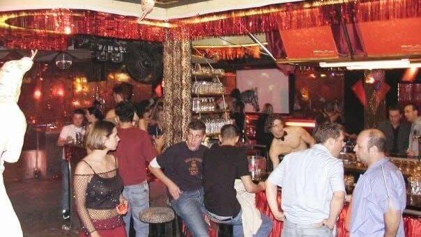 Wer regelmäßig ein Getränk am Tresen bestellt, trifft oft auf die gleichen Barkeeper. Die Personalfluktuation ist seit jeher sehr niedrig. Wer regelmäßig ein Getränk am Tresen bestellt, trifft oft auf die gleichen Barkeeper. Die Personalfluktuation ist seit jeher sehr niedrig.