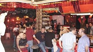 Wer regelm&auml;&szlig;ig ein Getr&auml;nk am Tresen bestellt, trifft oft auf die gleichen Barkeeper. Die Personalfluktuation ist seit jeher sehr niedrig.