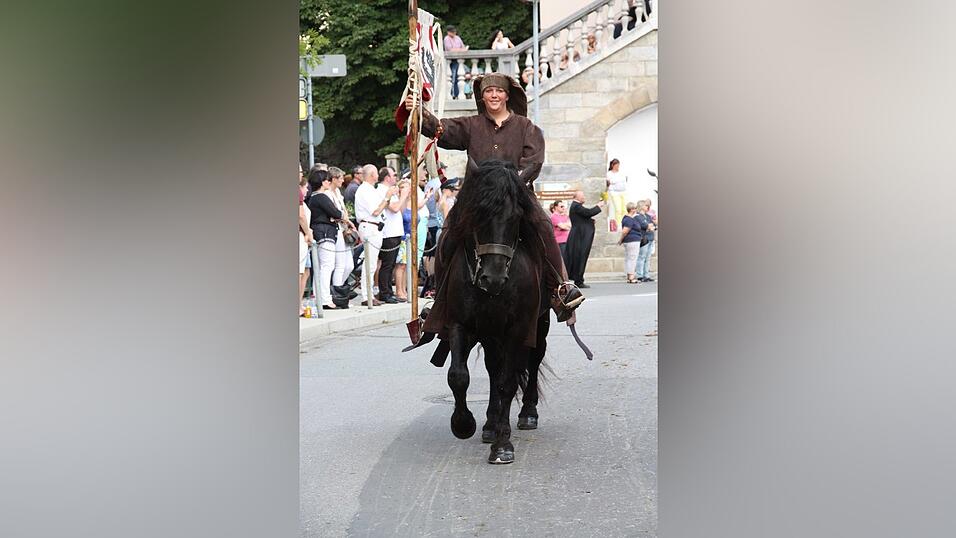 Die schönsten Augenblicke des historischen Drachenstich-Festzuges 2016. Die schönsten Augenblicke des historischen Drachenstich-Festzuges 2016.