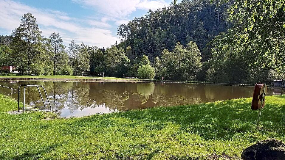 Trotz der drückenden Julihitze ist niemandem in Wörth nach einem erfrischenden Bad zumute, so lange nicht geklärt ist, wer den dritten Bürgermeister hier am Rande eines Vereinsfestes mit einem Maßkrug erschlagen hat.