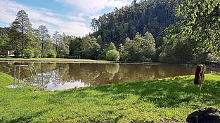 Trotz der drückenden Julihitze ist niemandem in Wörth nach einem erfrischenden Bad zumute, so lange nicht geklärt ist, wer den dritten Bürgermeister hier am Rande eines Vereinsfestes mit einem Maßkrug erschlagen hat.