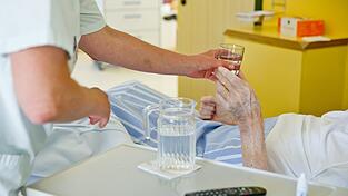 Roboter und digitale Lösungen sollen in der Pflege helfen und dem Personal Freiraum für die Arbeit mit den Patienten schaffen. (Symbolbild) Roboter und digitale Lösungen sollen in der Pflege helfen und dem Personal Freiraum für die Arbeit mit den Patienten schaffen. (Symbolbild)