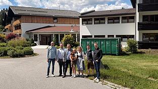 Blicken gemeinsam auf die Zukunft des bisherigen Hotels Riederin (v.l.): BTM-Geschäftsführer Tobias Wolf, Bürgermeister Michael Adam so wie die Familie Weikl mit Christian, Tochter Luisa mit Hund Rudi, Anja und Sohn Lukas sowie Franz jun. Blicken gemeinsam auf die Zukunft des bisherigen Hotels Riederin (v.l.): BTM-Geschäftsführer Tobias Wolf, Bürgermeister Michael Adam so wie die Familie Weikl mit Christian, Tochter Luisa mit Hund Rudi, Anja und Sohn Lukas sowie Franz jun.