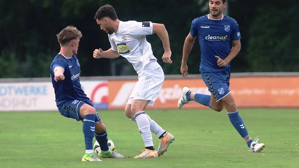 In Torlaune: Florentin Seferi (Mitte) traf bislang zweimal f&uuml;r die SpVgg Landshut. Gegen den TSV 1860 M&uuml;nchen II m&ouml;chte er auch f&uuml;r Furore sorgen und den Meister &auml;rgern.