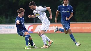 In Torlaune: Florentin Seferi (Mitte) traf bislang zweimal für die SpVgg Landshut. Gegen den TSV 1860 München II möchte er auch für Furore sorgen und den Meister ärgern. In Torlaune: Florentin Seferi (Mitte) traf bislang zweimal für die SpVgg Landshut. Gegen den TSV 1860 München II möchte er auch für Furore sorgen und den Meister ärgern.