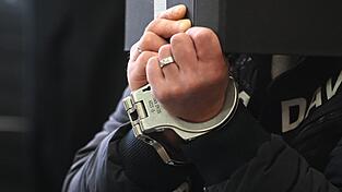 Den Angeklagten drohen lange Haftstrafen. Den Angeklagten drohen lange Haftstrafen.