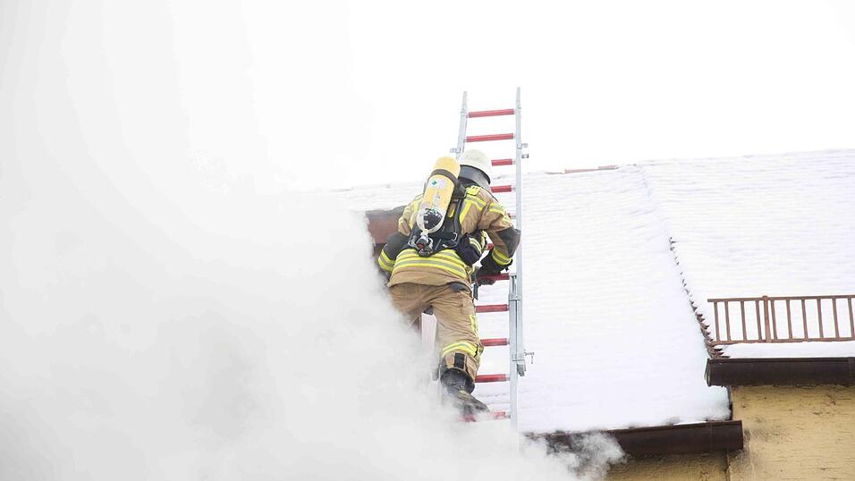 Inmitten dieses brennenden Hauses in der Griesgasse in Dingolfing entdeckte die Feuerwehr die Leiche.