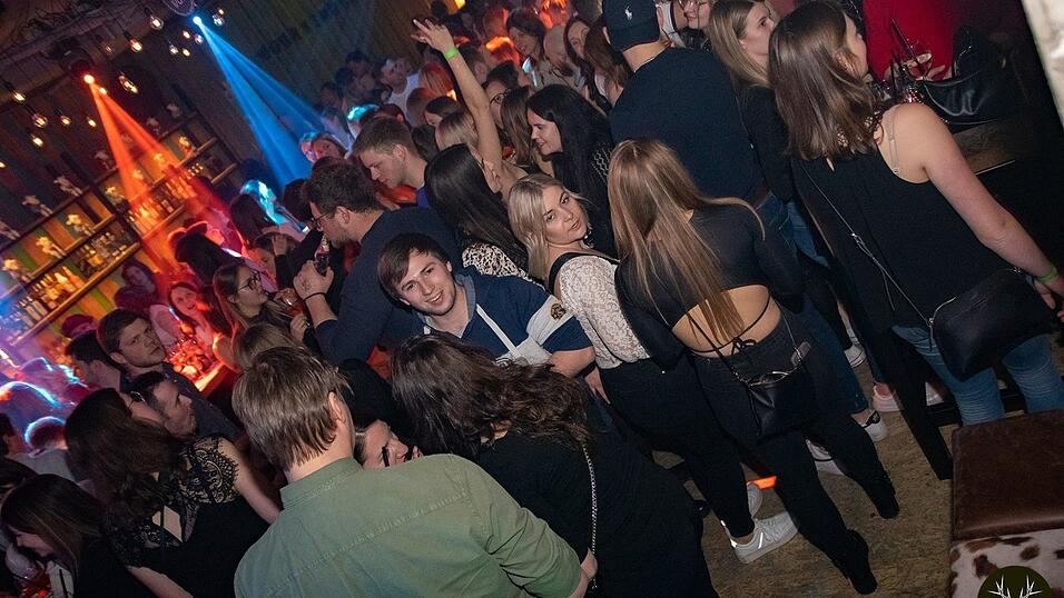 Die Stimmung bei den Partygängern am Samstagabend war prächtig. Die Stimmung bei den Partygängern am Samstagabend war prächtig.