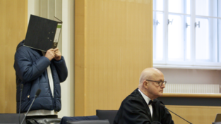 Dem Angeklagten (l.), hier mit seinem Verteidiger, droht eine lebenslange Haftstrafe wegen Mordes. Dem Angeklagten (l.), hier mit seinem Verteidiger, droht eine lebenslange Haftstrafe wegen Mordes.