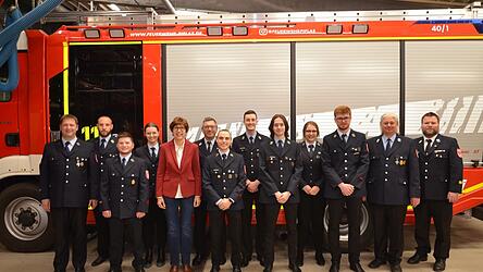 Die geehrten Feuerwehrleute mit B&uuml;rgermeisterin Kiermeier und Ehreng&auml;sten.