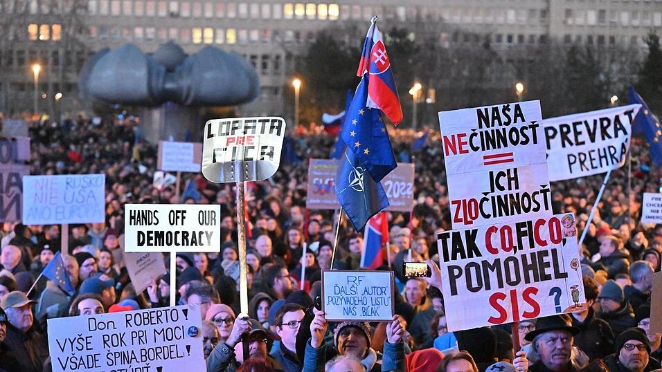 In Bratislava sollen sich 60.000 Menschen versammelt haben. In Bratislava sollen sich 60.000 Menschen versammelt haben.