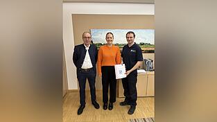 Bürgermeister Martin Hiergeist (v. l.), Hannah Santner, zuständig für Feuerwehrwesen im Markt Pilsting, und Kreisbrandmeister Andreas Miller Bürgermeister Martin Hiergeist (v. l.), Hannah Santner, zuständig für Feuerwehrwesen im Markt Pilsting, und Kreisbrandmeister Andreas Miller