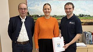 B&uuml;rgermeister Martin Hiergeist (v. l.), Hannah Santner, zust&auml;ndig f&uuml;r Feuerwehrwesen im Markt Pilsting, und Kreisbrandmeister Andreas Miller