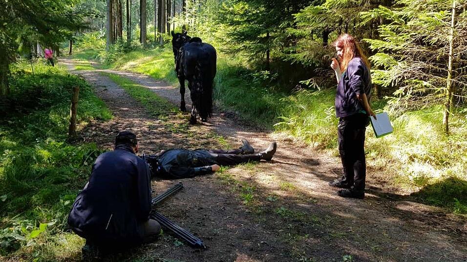 Karl Schwägerl übernahm die Kameraarbeit. Für Regisseurin Tanja Schwägerl (r.) war die Legende um die Marienfigur und den Hussiten ein Herzensprojekt. Gedreht wurde im Sommer 2022. Karl Schwägerl übernahm die Kameraarbeit. Für Regisseurin Tanja Schwägerl (r.) war die Legende um die Marienfigur und den Hussiten ein Herzensprojekt. Gedreht wurde im Sommer 2022.