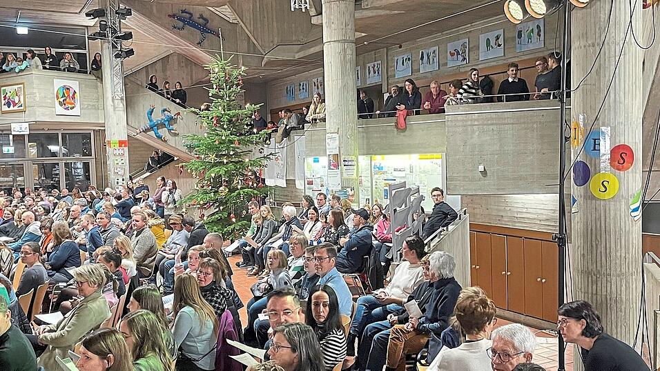 Der Abriss der alten Realschule Vilsbiburg - hier ein Bild vom Weihnachtskonzert vor wenigen Wochen - wurde vom Kreistag beschlossen. Die Diskussionen um einen Erhalt werden nichtsdestotrotz weiter geführt. Der Abriss der alten Realschule Vilsbiburg - hier ein Bild vom Weihnachtskonzert vor wenigen Wochen - wurde vom Kreistag beschlossen. Die Diskussionen um einen Erhalt werden nichtsdestotrotz weiter geführt.