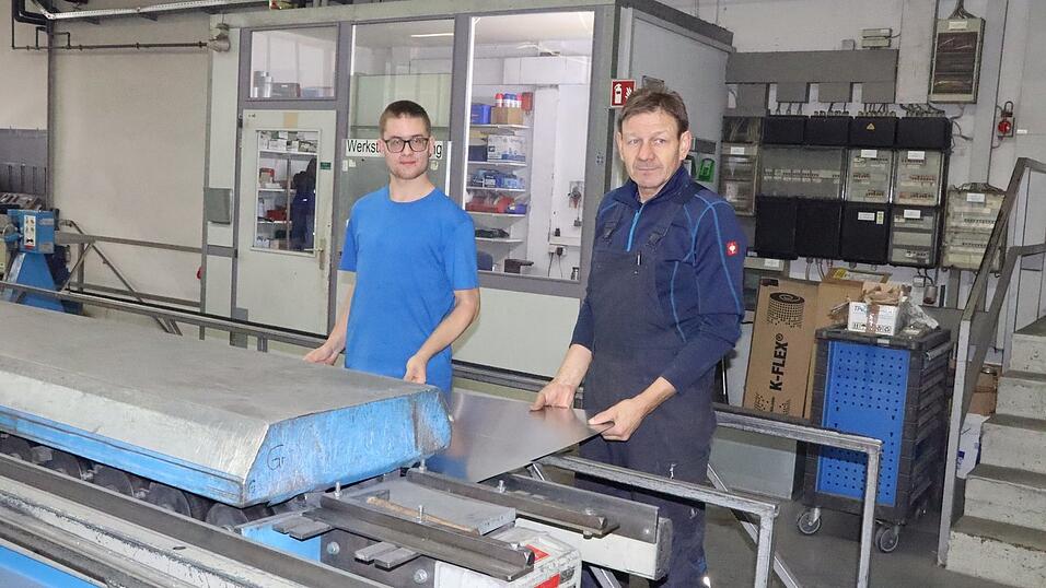 Trotz Behinderung integriert sich Tobias Daschner ins Arbeitsumfeld - &bdquo;Ein feiner Kerl&ldquo;, findet Werkstattleiter Horst Tischner (rechts).