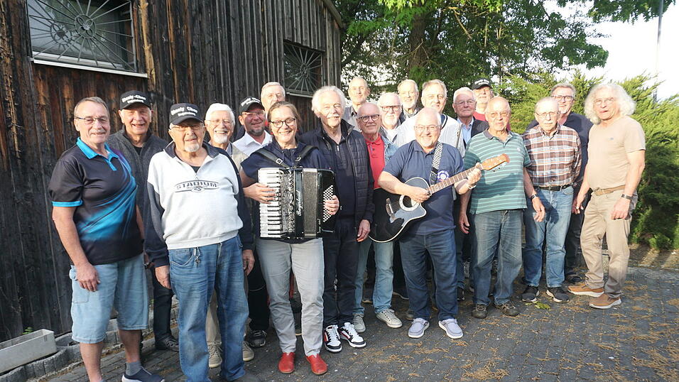 Der Shanty-Chor vor einer Probe. Chorleiter Matthias Klein (Siebter von rechts) arrangiert die Lieder.