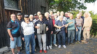 Der Shanty-Chor vor einer Probe. Chorleiter Matthias Klein (Siebter von rechts) arrangiert die Lieder.