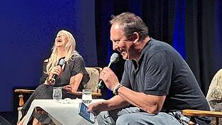 Herzhaftes Lachen war Programm, auf und vor der Bühne. Herzhaftes Lachen war Programm, auf und vor der Bühne.