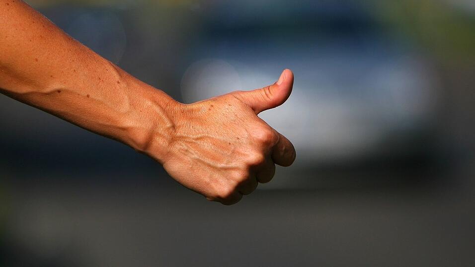 Immer weniger Menschen reisen per Anhalter. (Symbolbild) Immer weniger Menschen reisen per Anhalter. (Symbolbild)