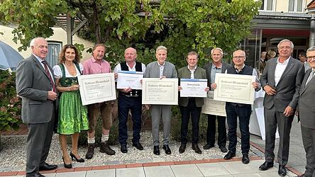 Die geehrten Meister aus Moosburg und der VG Mauern mit Handwerkskammerpr&auml;sident Franz Xaver Peteranderl (l.) und Kreishandwerksmeister Martin Reiter (r.).
