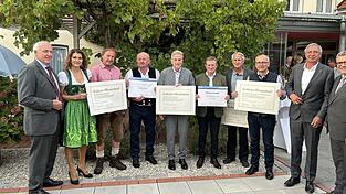 Die geehrten Meister aus Moosburg und der VG Mauern mit Handwerkskammerpräsident Franz Xaver Peteranderl (l.) und Kreishandwerksmeister Martin Reiter (r.). Die geehrten Meister aus Moosburg und der VG Mauern mit Handwerkskammerpräsident Franz Xaver Peteranderl (l.) und Kreishandwerksmeister Martin Reiter (r.).