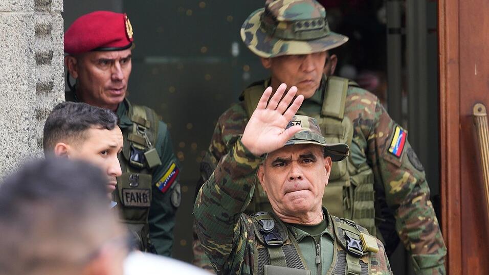 Die Streitkräfte stärken Vizepräsidentin Rodríguez den Rücken. Die Streitkräfte stärken Vizepräsidentin Rodríguez den Rücken.