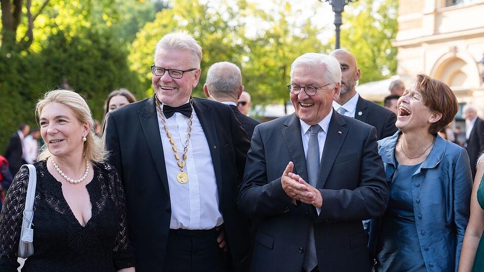 Der Bayreuther OB Ebersberger (2. v. l.) wird bei den Festspielen stets mit hochrangigen Politikern und Prominenten fotografiert - hier mit Bundespräsident Steinmeier (2. v. r.). (Archivbild) Der Bayreuther OB Ebersberger (2. v. l.) wird bei den Festspielen stets mit hochrangigen Politikern und Prominenten fotografiert - hier mit Bundespräsident Steinmeier (2. v. r.). (Archivbild)