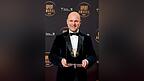 Sebastian Ritschel, Intendant des Theater Regensburg, nahm bei der Gala am Montagabend den begehrten Preis entgegen.