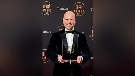 Sebastian Ritschel, Intendant des Theater Regensburg, nahm bei der Gala am Montagabend den begehrten Preis entgegen. Sebastian Ritschel, Intendant des Theater Regensburg, nahm bei der Gala am Montagabend den begehrten Preis entgegen.