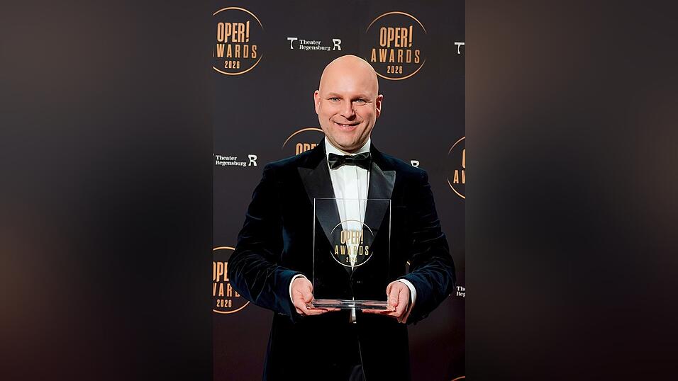 Sebastian Ritschel, Intendant des Theater Regensburg, nahm bei der Gala am Montagabend den begehrten Preis entgegen.