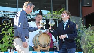 Auf ein sch&ouml;nes Weinfest stie&szlig;en B&uuml;rgermeister Matthias Kohlmayer und Weinhoheit Johannes Keller aus der Pfalz an.