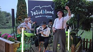 Michael Gleissner (v. l.) Christian „Hugo“ Penzkofer, Michael Kurnoth, Bernhard Stahl, Roland Schmuderer und Georg Martin brachten am Freitag Bayerwald-Reggae und Blues nach Pulling. Michael Gleissner (v. l.) Christian „Hugo“ Penzkofer, Michael Kurnoth, Bernhard Stahl, Roland Schmuderer und Georg Martin brachten am Freitag Bayerwald-Reggae und Blues nach Pulling.