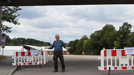 Martin Hillebrand unter der Dultbr&uuml;cke, die f&uuml;r ihn das Symbol f&uuml;r den Dreitage-Arche-Nova-Flohmarkt auf dem Dultplatz ist.