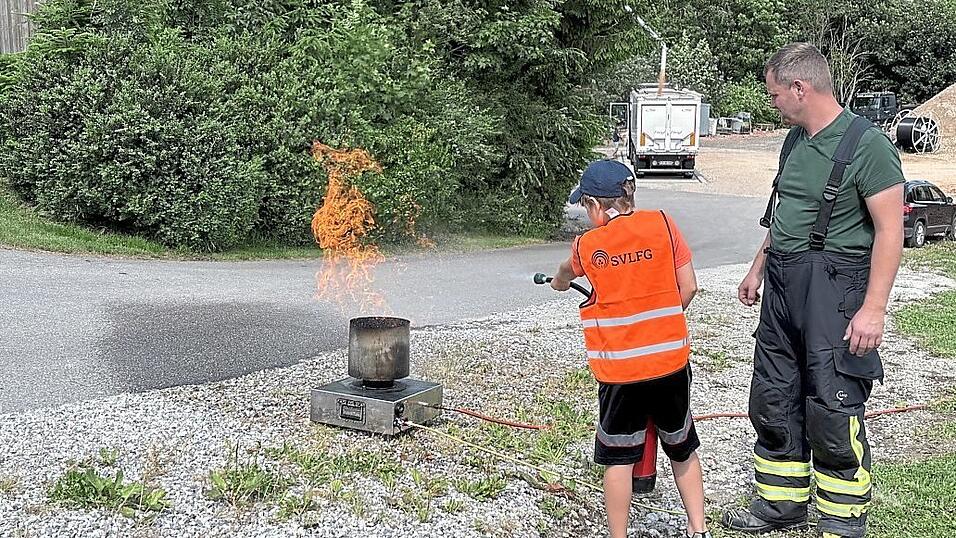 Bei der Feuerwehr durften sich die Kinder selbst beim Löschen eines Feuers probieren. Bei der Feuerwehr durften sich die Kinder selbst beim Löschen eines Feuers probieren.